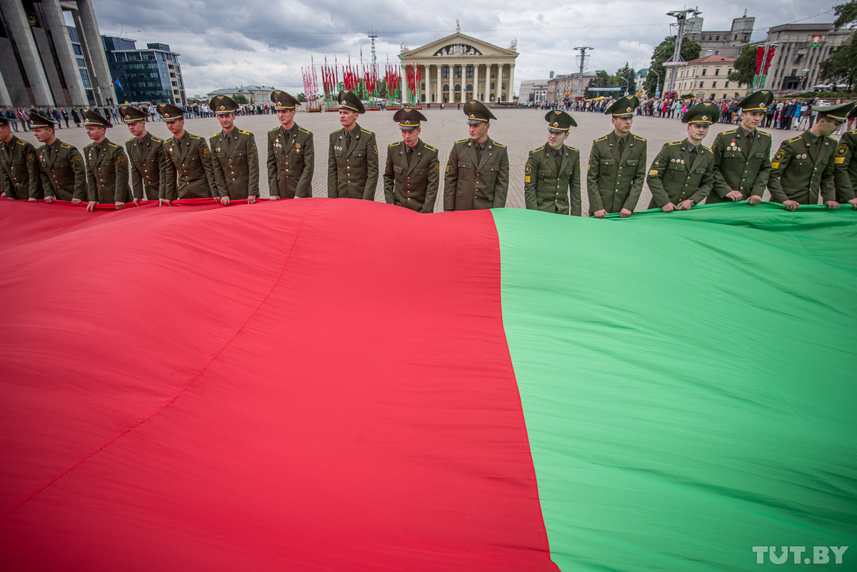 Самый большой государственный флаг Беларуси занял Октябрьскую площадь в Минске