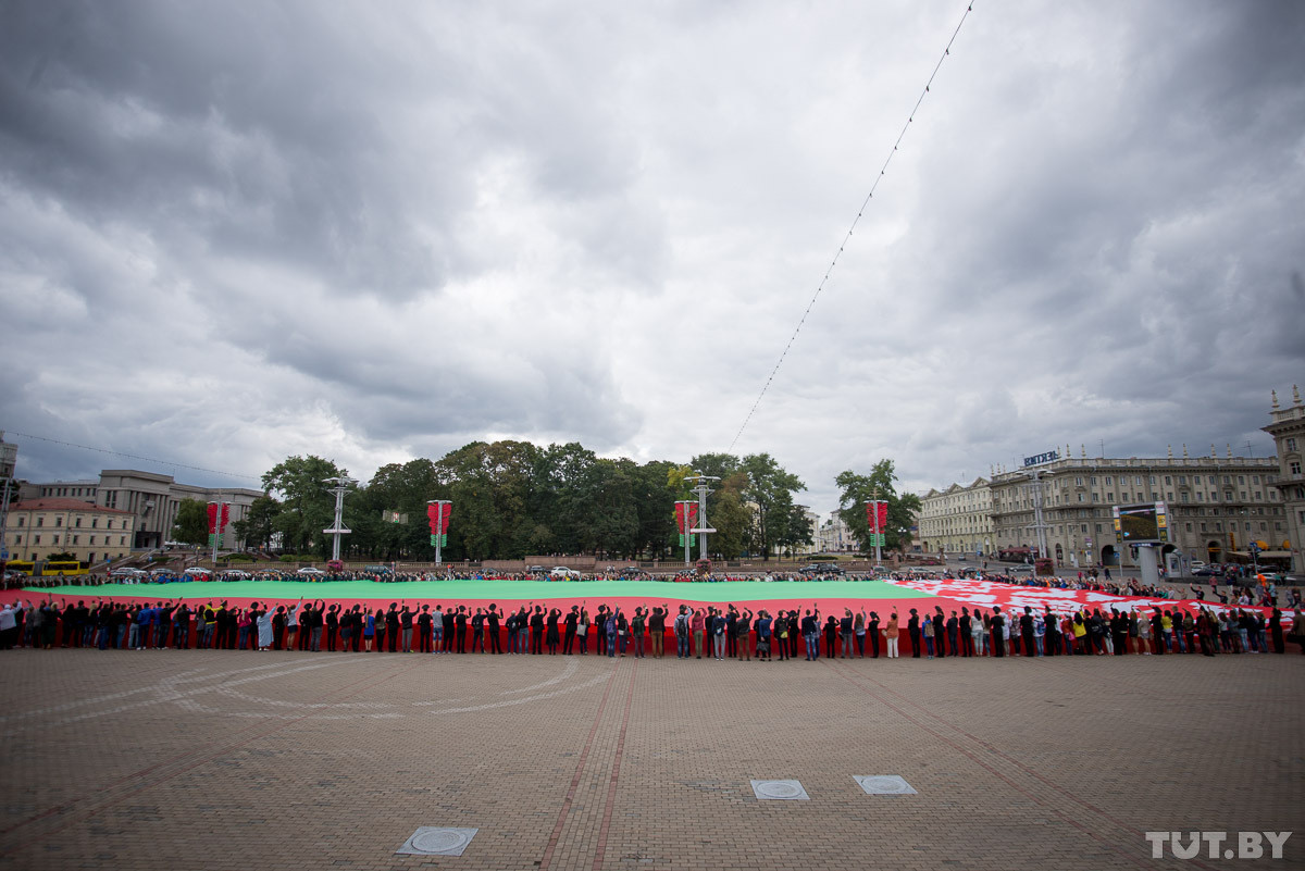 Самый большой государственный флаг Беларуси занял Октябрьскую площадь в Минске