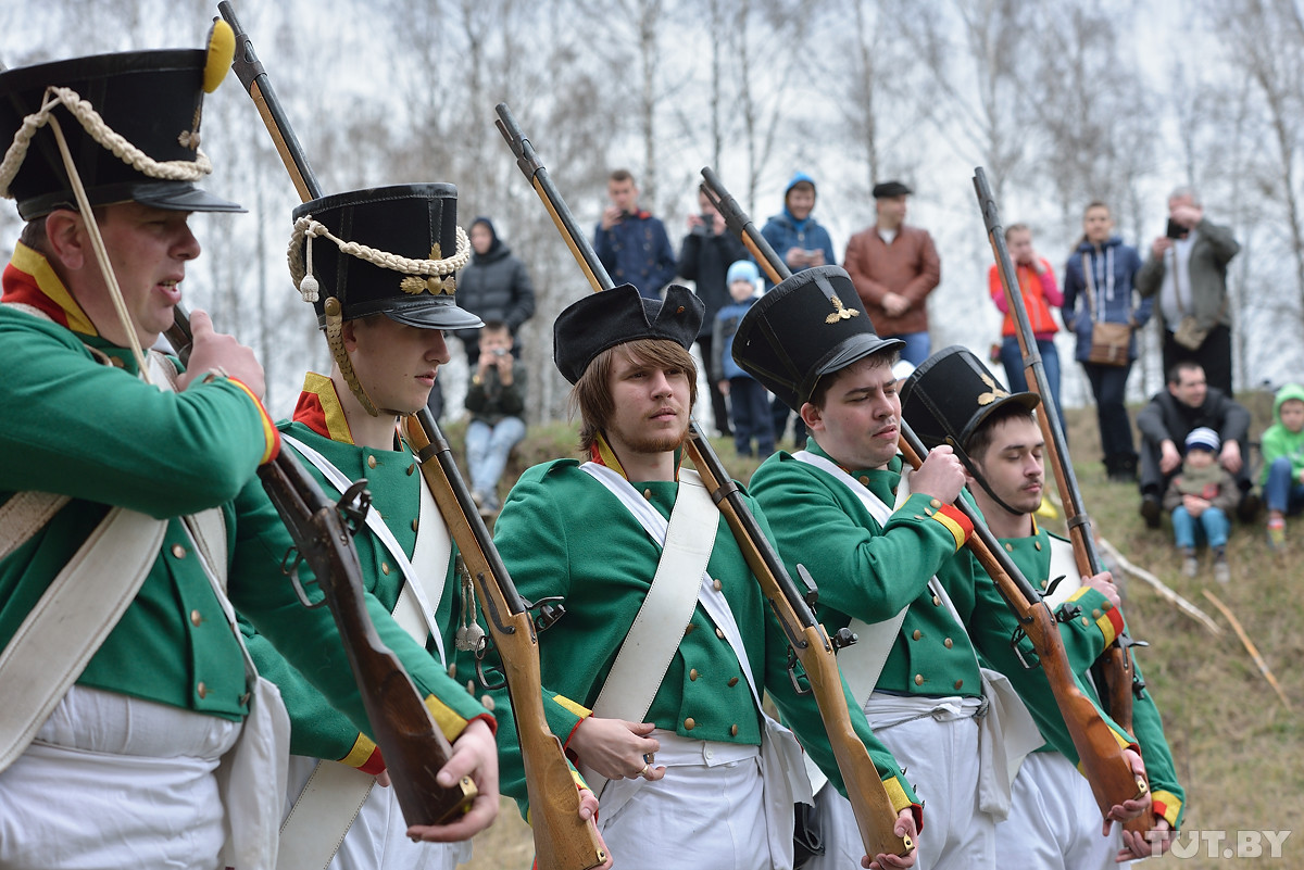 Почувствовали себя солдатами армии образца 1812 года. Как дети в Бобруйске крепость штурмом брали