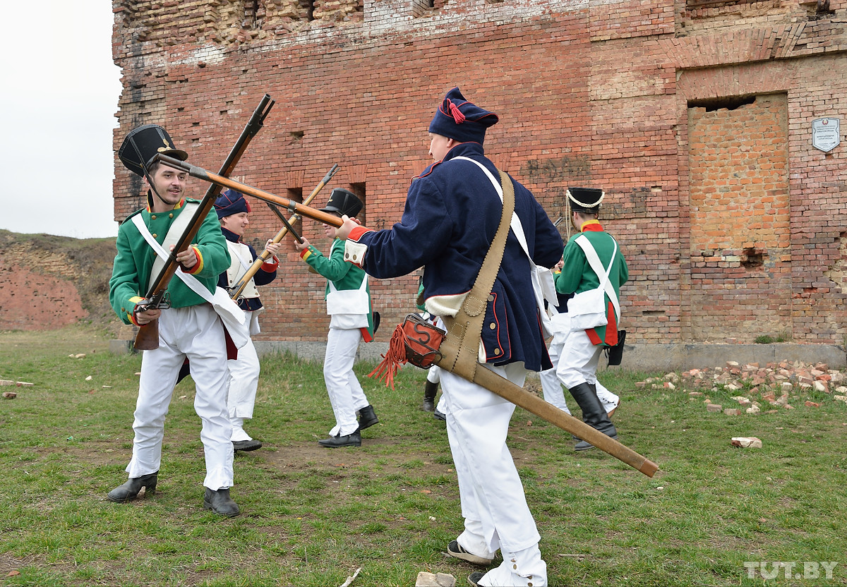 Почувствовали себя солдатами армии образца 1812 года. Как дети в Бобруйске крепость штурмом брали