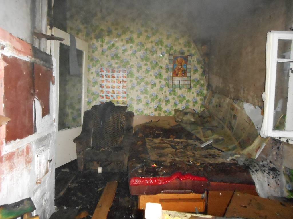 Пожар в двухквартирном жилом дом на улице Крылова.