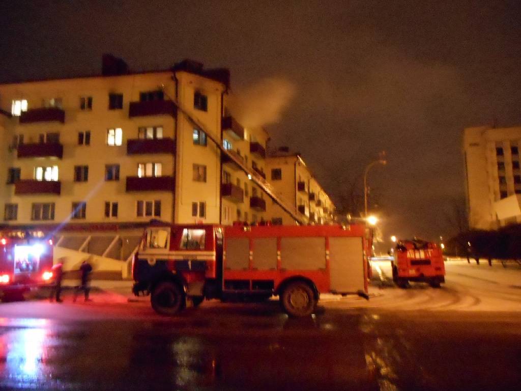Работники МЧС спасли двух пострадавших при пожаре на улице Октябрьской.