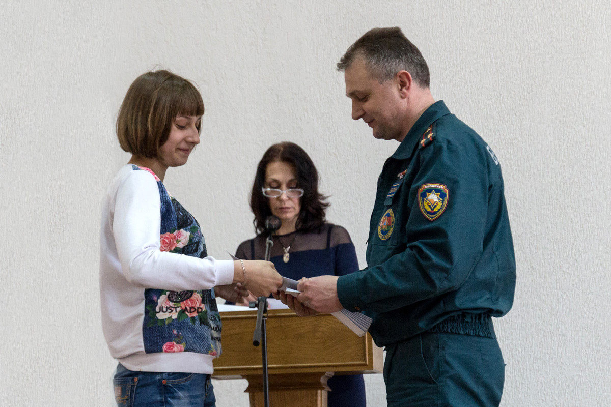Спасатели наградили лучших учащихся.