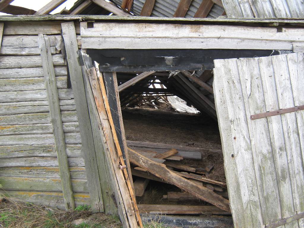 От сильного ветра обрушилось здание фермы в деревне Борщевка.
