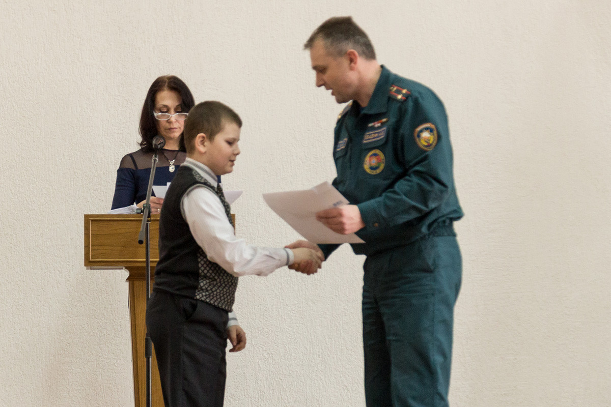 Спасатели наградили лучших учащихся.