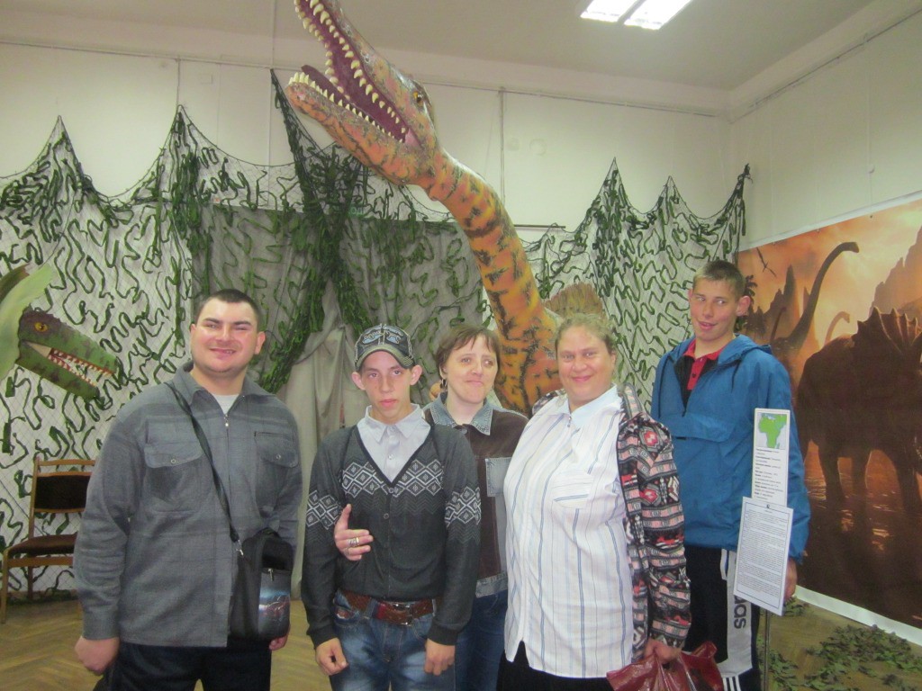 Участники отделения дневного пребывания для инвалидов посетили выставку «Парк юрского периода»