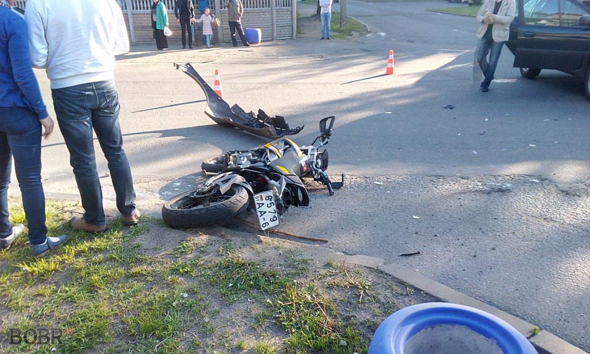 Авария с участием мотоциклиста на улице Октябрьская. Фото