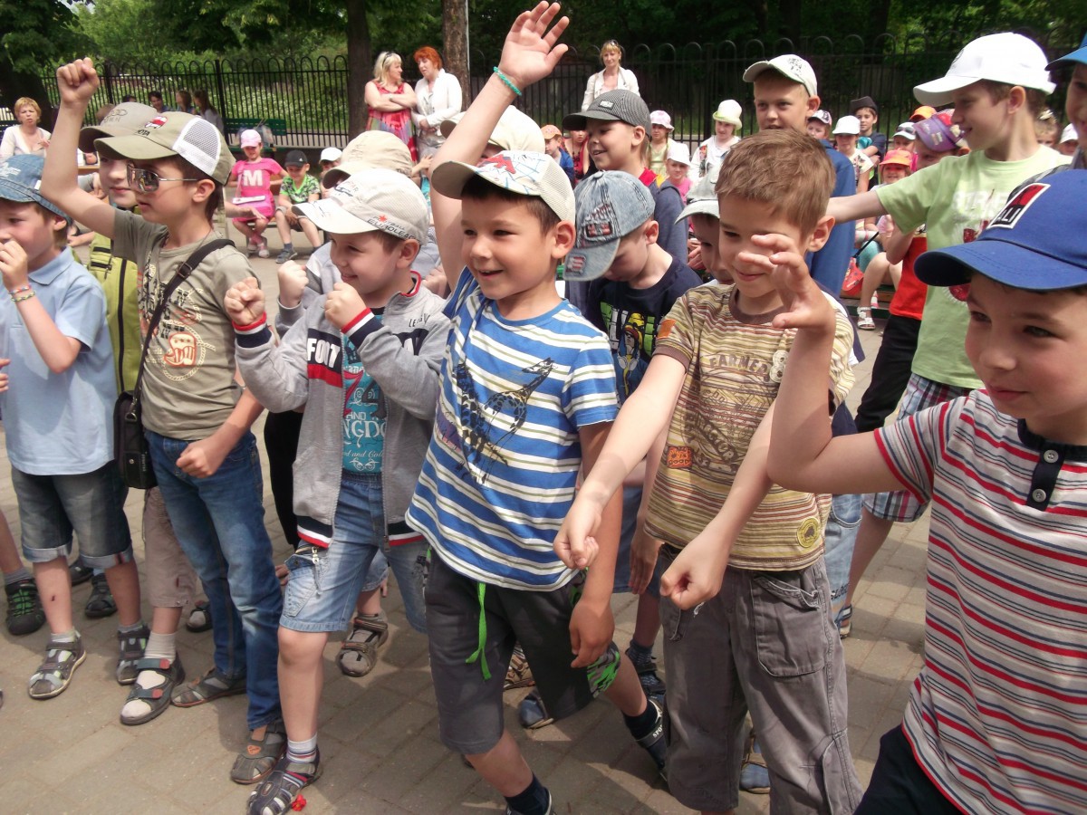 В ГУО «Средняя школа № 27 г.Бобруйска» в период с 3 по 26 июня 2015 года работает оздоровительный лагерь с дневным пребыванием детей в возрасте 6-14 лет.