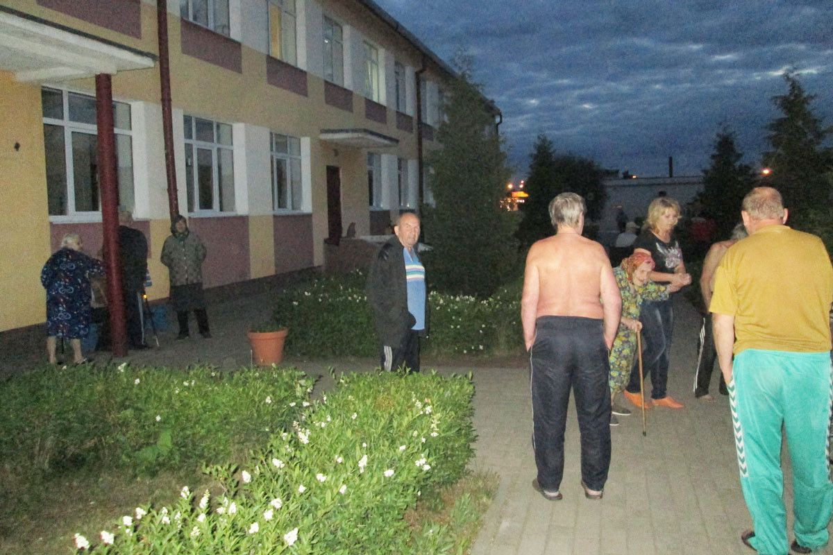18 июня в 22 часа 20 минут в отделении круглосуточного пребывания для граждан пожилого возраста и инвалидов на улице Бахарова, 267 - прозвучал сигнал тревоги о пожаре. 