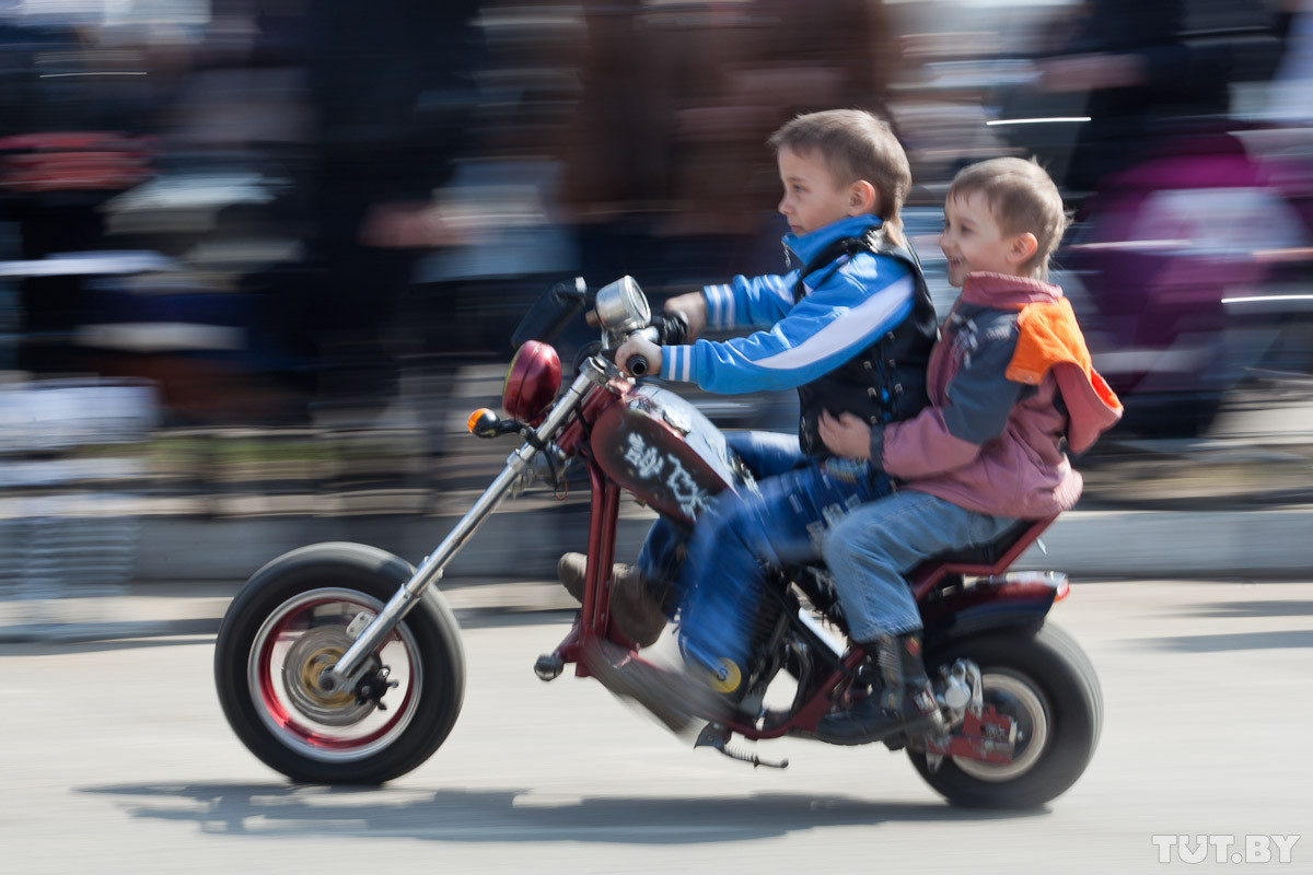 Езда на скутере без. Мопед для детей. Мотоцикл для детей. Несовершеннолетний на мопеде. Катаются на детских матацыклы.