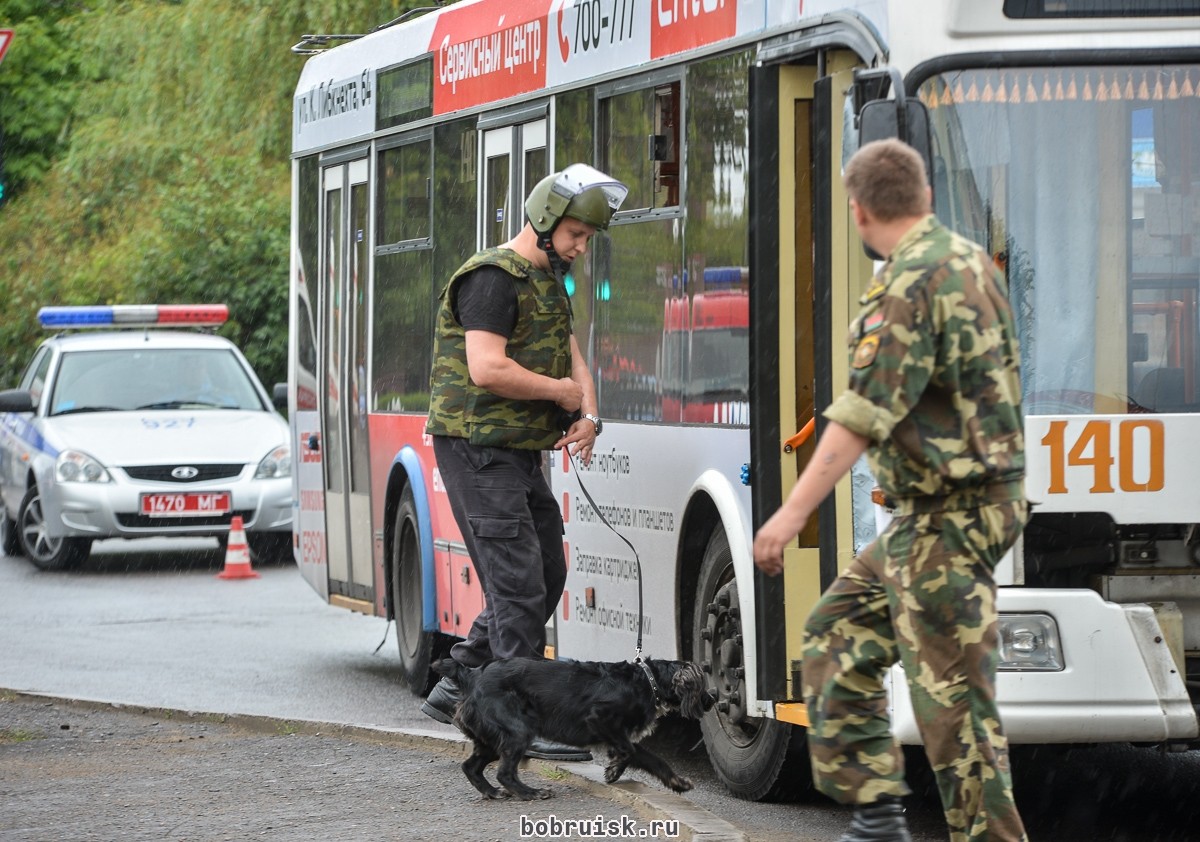 В чемодане, найденном в салоне троллейбуса, саперы обнаружили строительный инструмент В чемодане, найденном в салоне троллейбуса, саперы обнаружили строительный инструмент