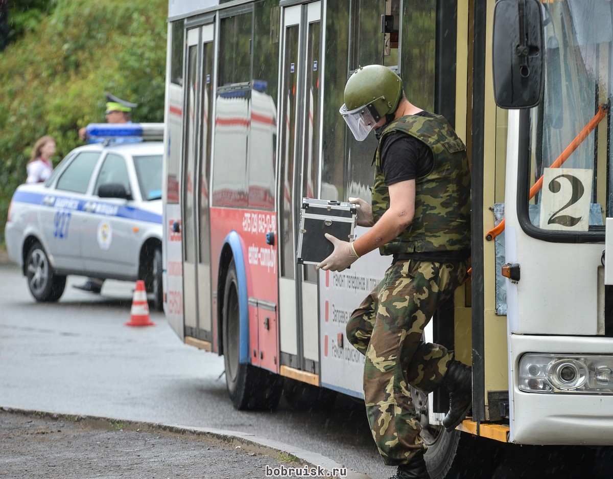 В чемодане, найденном в салоне троллейбуса, саперы обнаружили строительный инструмент В чемодане, найденном в салоне троллейбуса, саперы обнаружили строительный инструмент