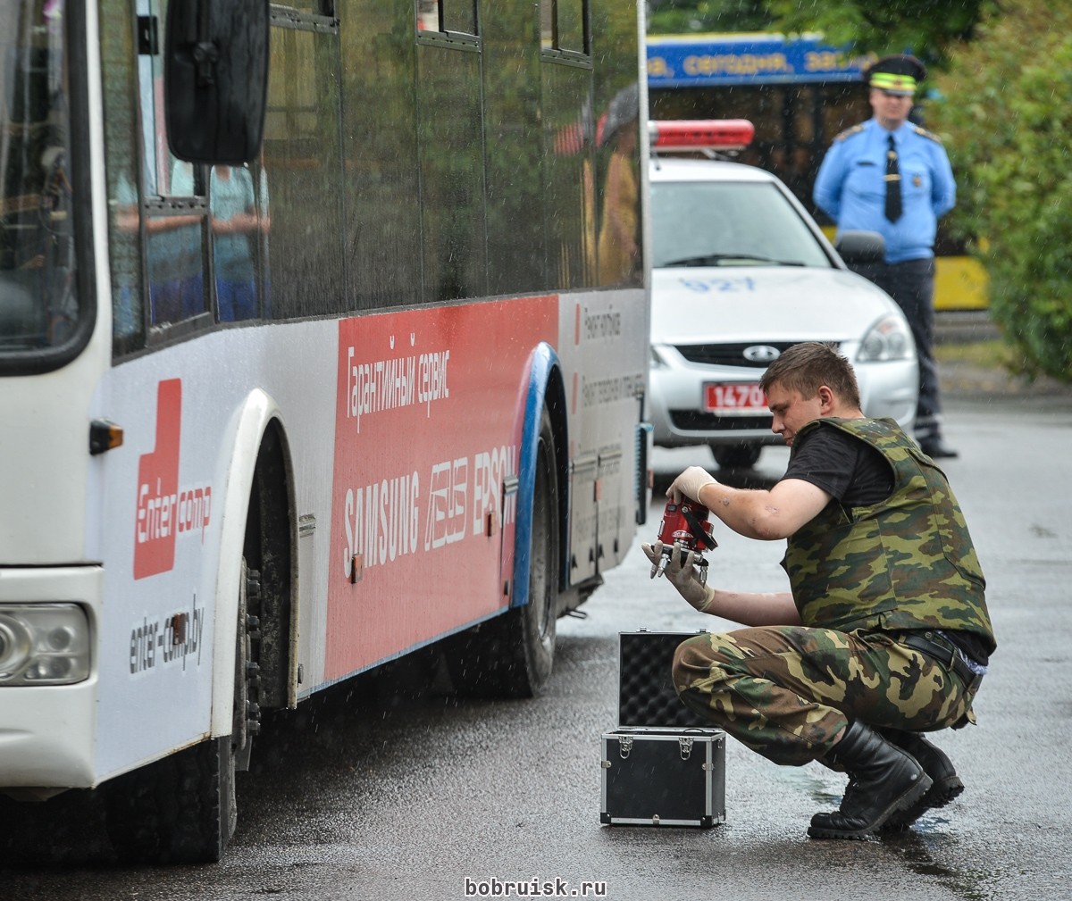 В чемодане, найденном в салоне троллейбуса, саперы обнаружили строительный инструмент В чемодане, найденном в салоне троллейбуса, саперы обнаружили строительный инструмент