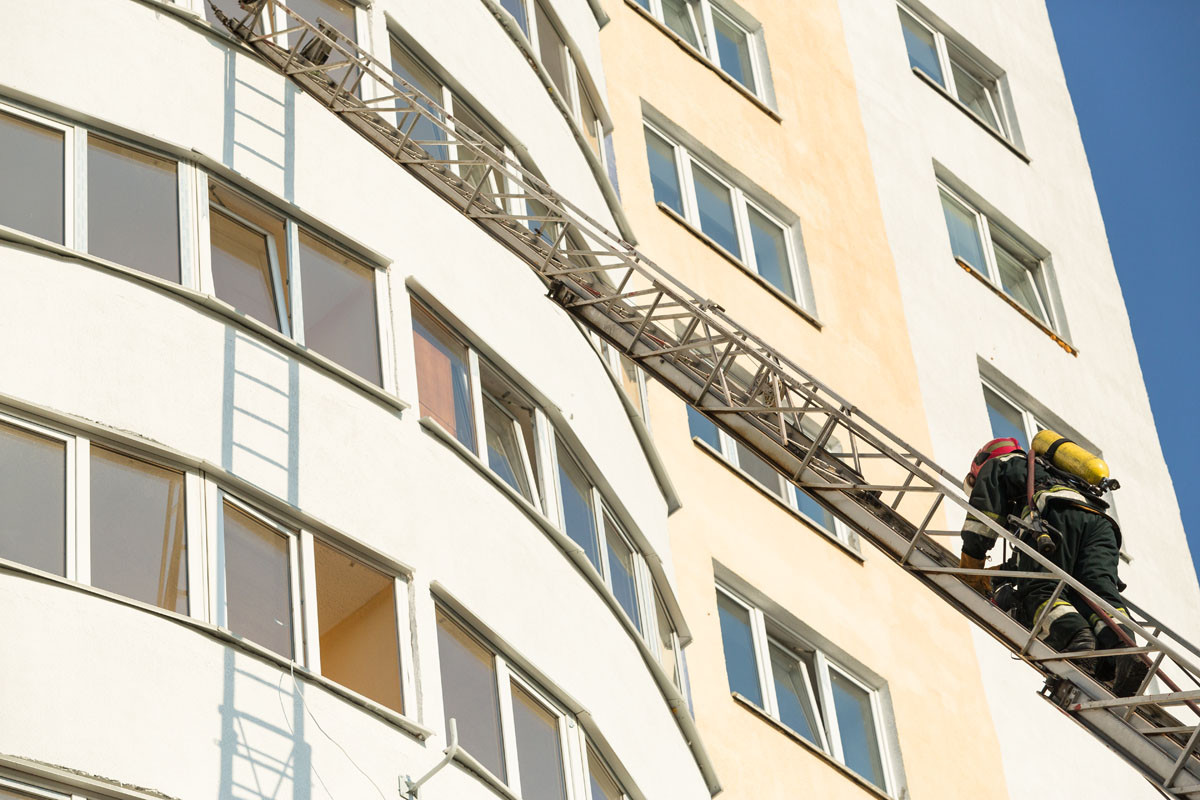 Бобруйские спасатели провели учения в многоэтажке