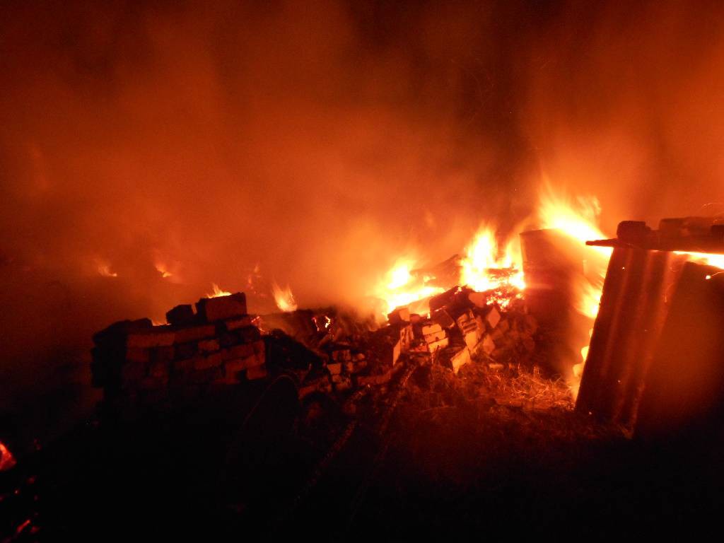 Ночью 22 августа в 2 часа 30 минут произошел пожар в пос. Октябрь Ковалевского сельского совета Бобруйского района.