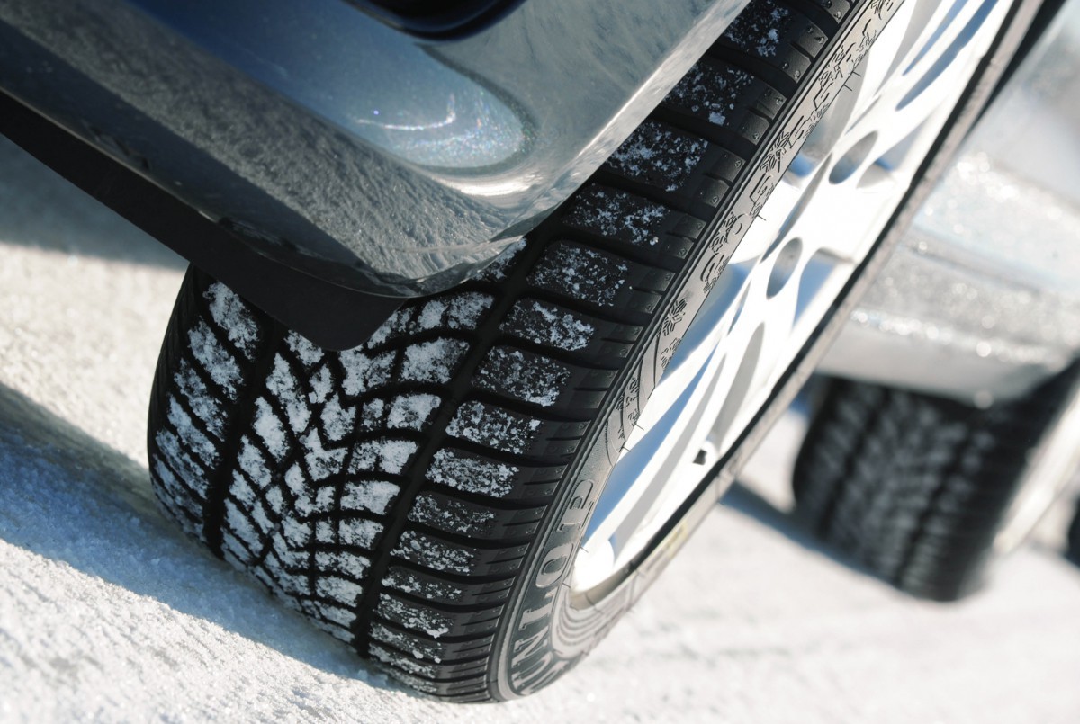 ГАИ напоминает водителям об использовании шин с зимним рисунком протектора, а также строгом и неукоснительном соблюдении скоростного режима и сигналов светофора.