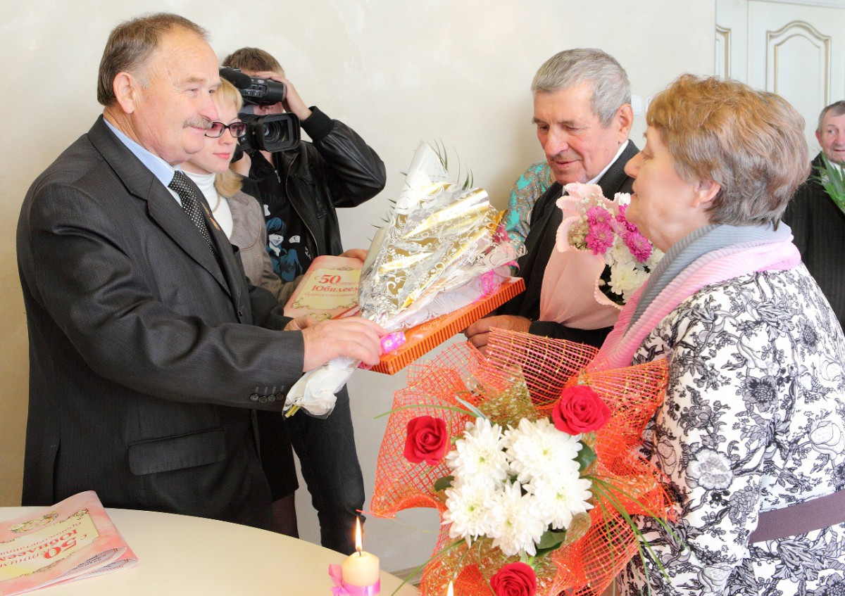В День пожилых людей поздравили семейные пары с Золотым и Бриллиантовым юбилеями.