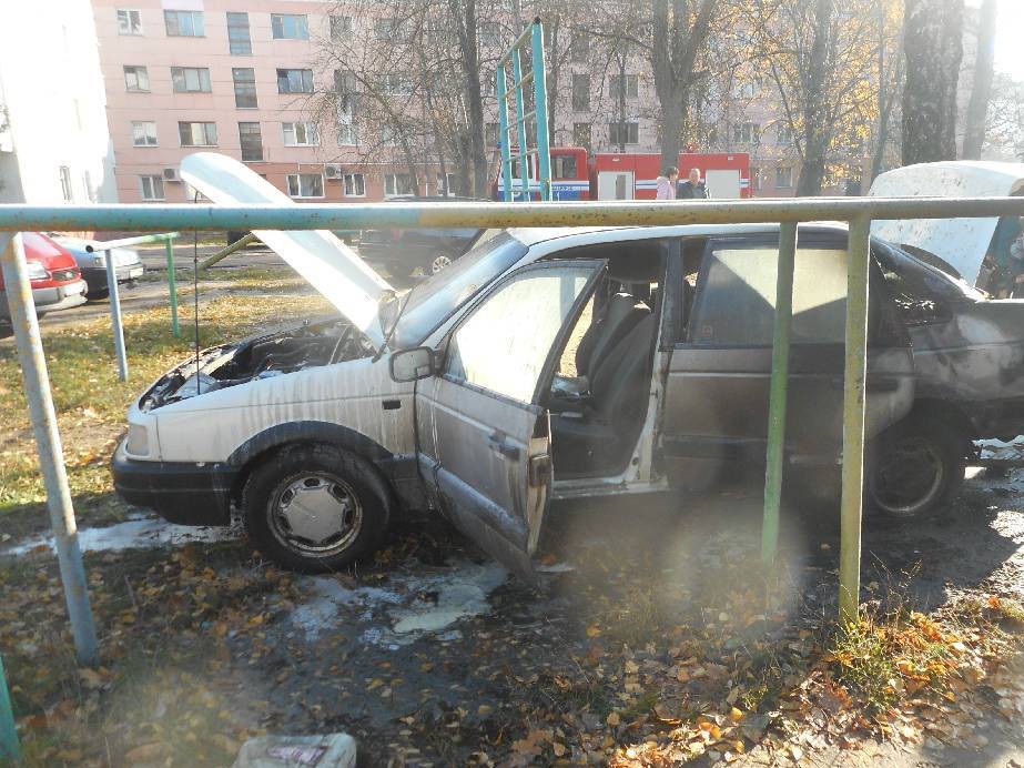 31 октября 2015 года в 11.59. в ЦОУ Бобруйского ГРОЧС поступило сообщение о пожаре автомобиля, расположенного на улице Октябрьской.