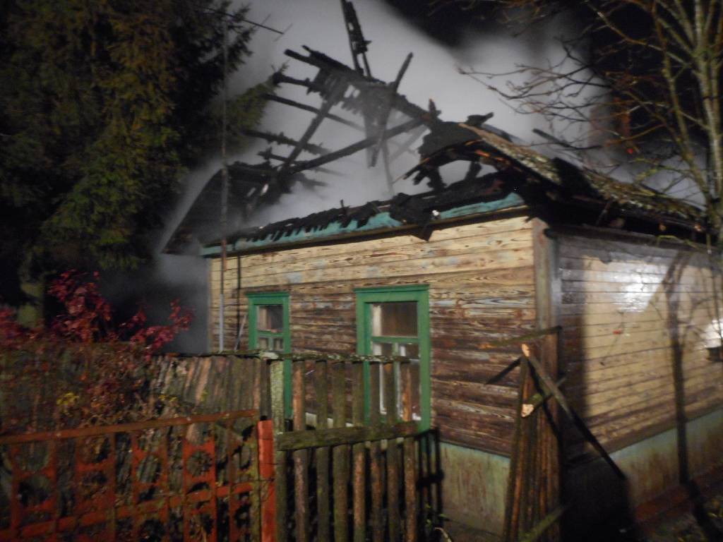 4 ноября 2015 в 23-34 от гражданки Н., поступило сообщение о пожаре дачного дома в деревне Старая Шараевщина Бобруйского района.