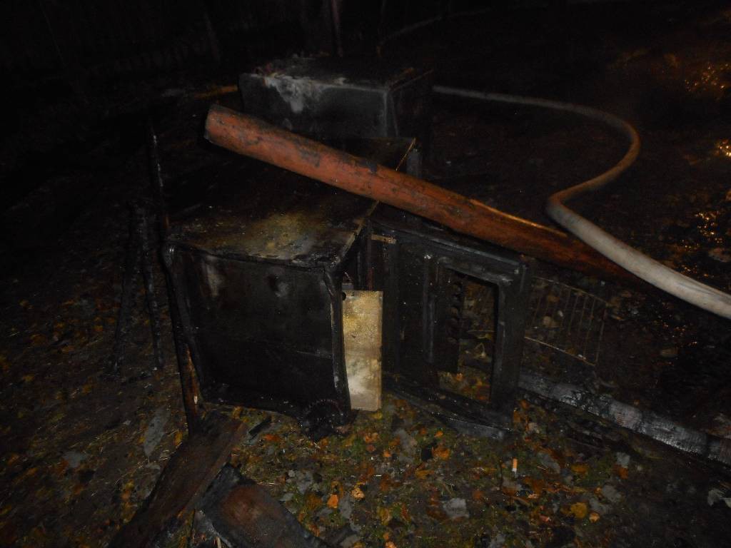 4 ноября 2015 в 23-34 от гражданки Н., поступило сообщение о пожаре дачного дома в деревне Старая Шараевщина Бобруйского района.