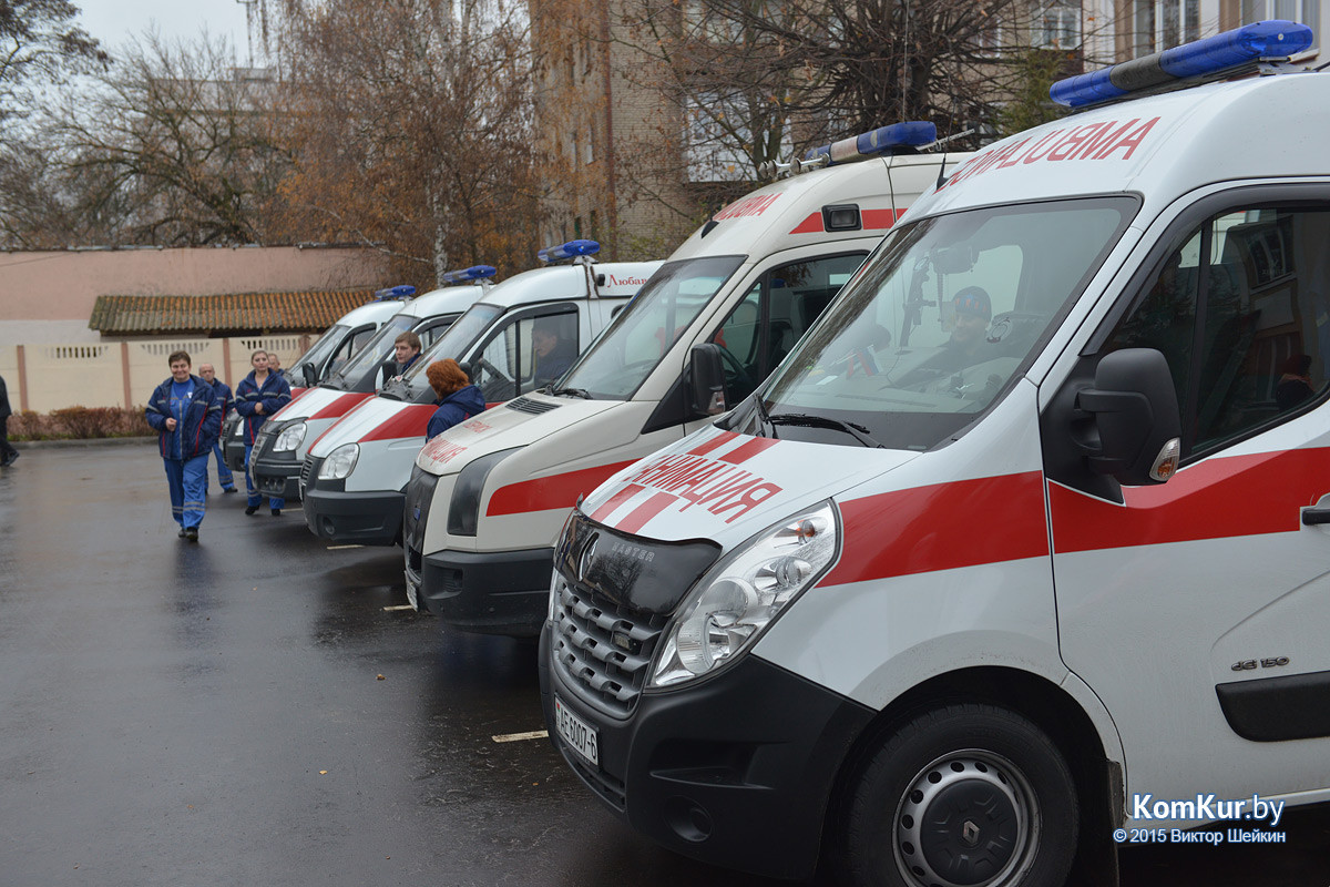 После нескольких месяцев ремонта в обновленное здание бывшего Дома ребенка переехала городская станция скорой медицинской помощи. А спустя час была перерезана красная ленточка и в третьем инфекционном отделении Бобруйской центральной больницы. После нескольких месяцев ремонта в обновленное здание бывшего Дома ребенка переехала городская станция скорой медицинской помощи. А спустя час была перерезана красная ленточка и в третьем инфекционном отделении Бобруйской центральной больницы.