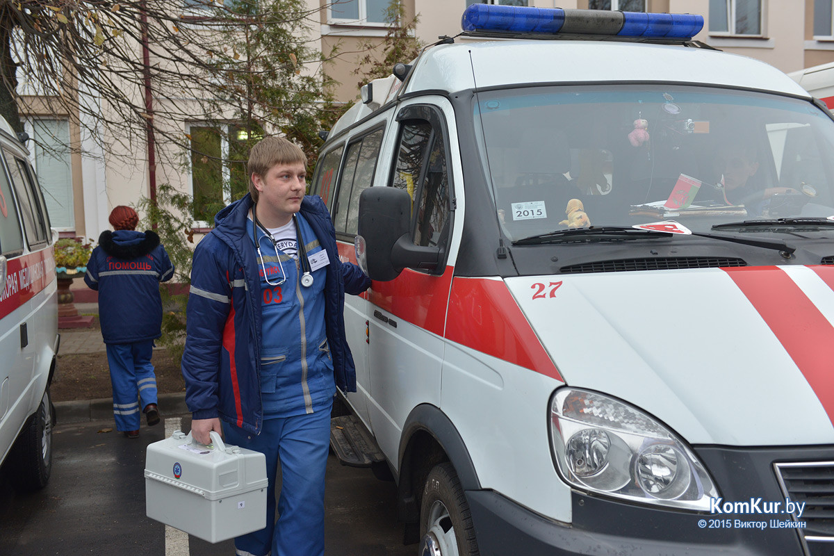 После нескольких месяцев ремонта в обновленное здание бывшего Дома ребенка переехала городская станция скорой медицинской помощи. А спустя час была перерезана красная ленточка и в третьем инфекционном отделении Бобруйской центральной больницы. После нескольких месяцев ремонта в обновленное здание бывшего Дома ребенка переехала городская станция скорой медицинской помощи. А спустя час была перерезана красная ленточка и в третьем инфекционном отделении Бобруйской центральной больницы.