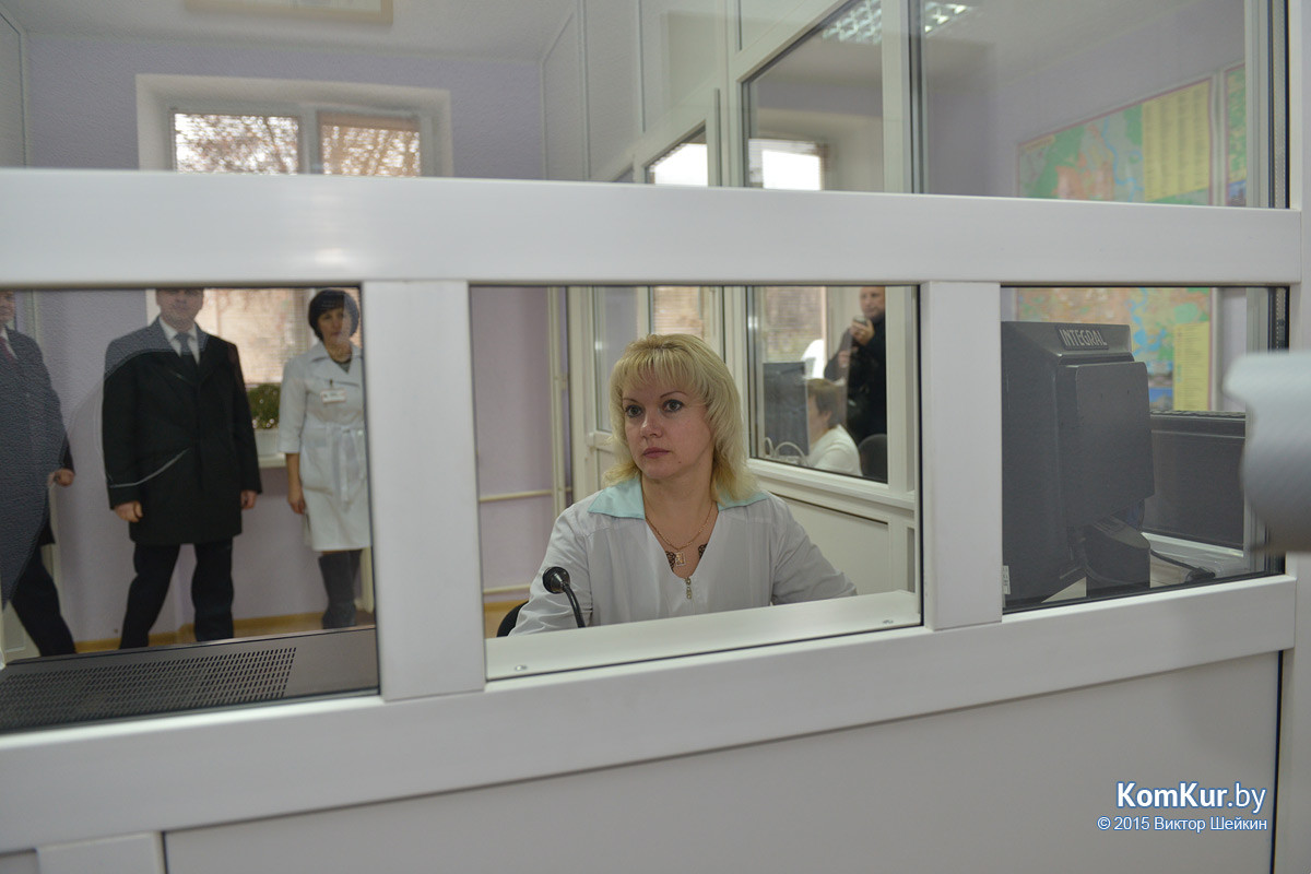 После нескольких месяцев ремонта в обновленное здание бывшего Дома ребенка переехала городская станция скорой медицинской помощи. А спустя час была перерезана красная ленточка и в третьем инфекционном отделении Бобруйской центральной больницы. После нескольких месяцев ремонта в обновленное здание бывшего Дома ребенка переехала городская станция скорой медицинской помощи. А спустя час была перерезана красная ленточка и в третьем инфекционном отделении Бобруйской центральной больницы.