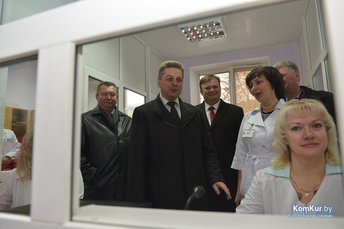 После нескольких месяцев ремонта в обновленное здание бывшего Дома ребенка переехала городская станция скорой медицинской помощи. А спустя час была перерезана красная ленточка и в третьем инфекционном отделении Бобруйской центральной больницы. После нескольких месяцев ремонта в обновленное здание бывшего Дома ребенка переехала городская станция скорой медицинской помощи. А спустя час была перерезана красная ленточка и в третьем инфекционном отделении Бобруйской центральной больницы.