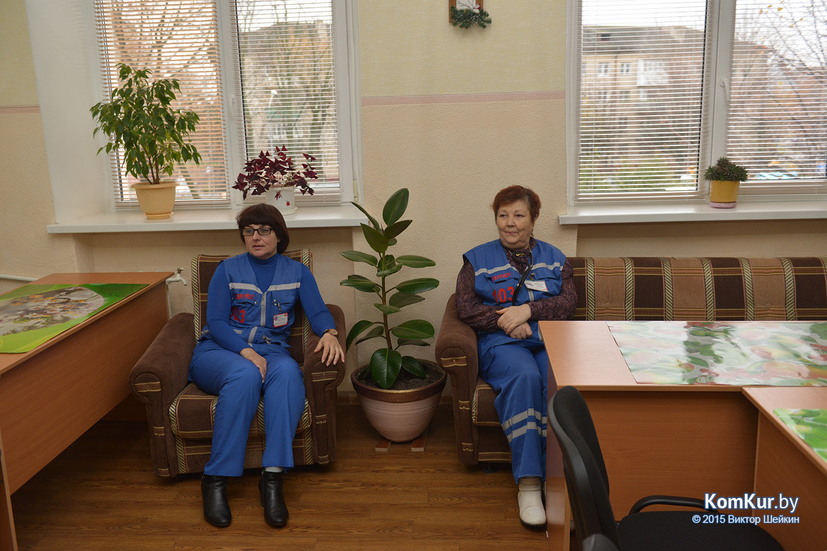 После нескольких месяцев ремонта в обновленное здание бывшего Дома ребенка переехала городская станция скорой медицинской помощи. А спустя час была перерезана красная ленточка и в третьем инфекционном отделении Бобруйской центральной больницы. После нескольких месяцев ремонта в обновленное здание бывшего Дома ребенка переехала городская станция скорой медицинской помощи. А спустя час была перерезана красная ленточка и в третьем инфекционном отделении Бобруйской центральной больницы.