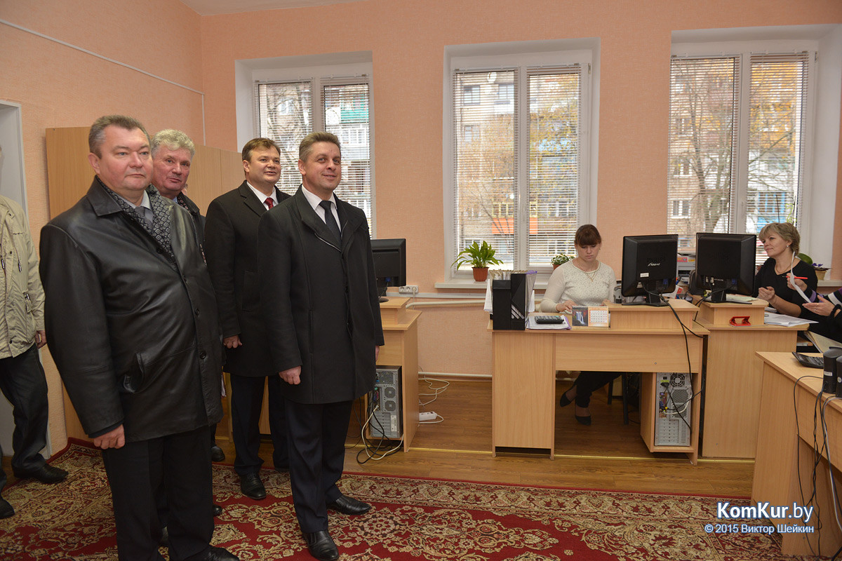 После нескольких месяцев ремонта в обновленное здание бывшего Дома ребенка переехала городская станция скорой медицинской помощи. А спустя час была перерезана красная ленточка и в третьем инфекционном отделении Бобруйской центральной больницы. После нескольких месяцев ремонта в обновленное здание бывшего Дома ребенка переехала городская станция скорой медицинской помощи. А спустя час была перерезана красная ленточка и в третьем инфекционном отделении Бобруйской центральной больницы.