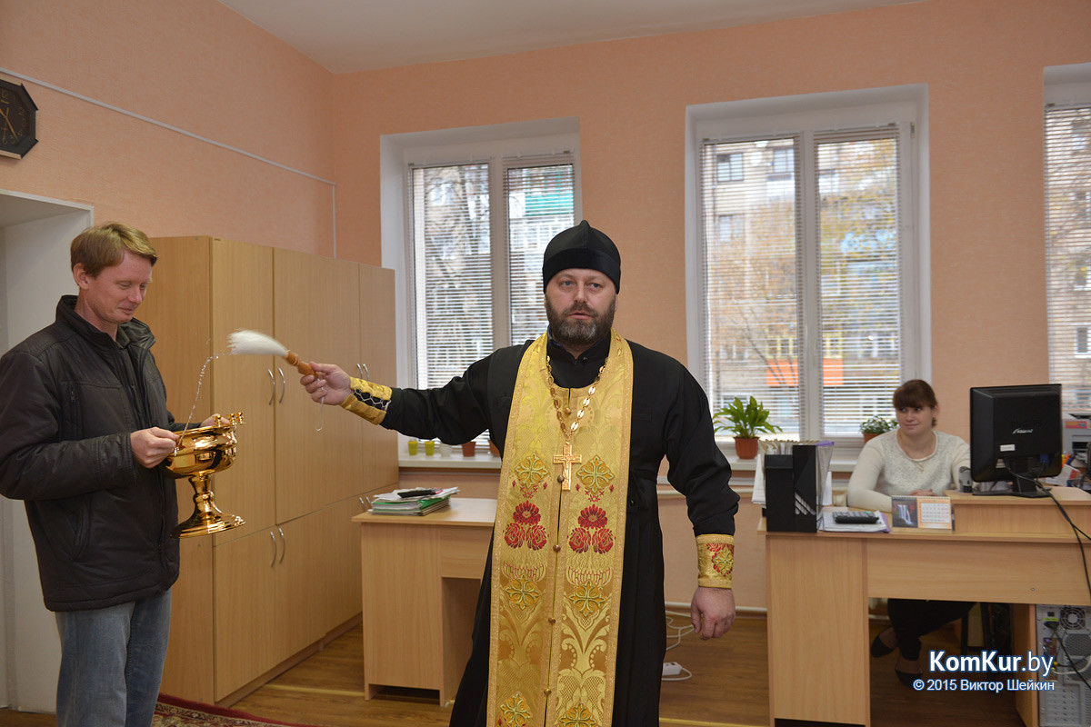 После нескольких месяцев ремонта в обновленное здание бывшего Дома ребенка переехала городская станция скорой медицинской помощи. А спустя час была перерезана красная ленточка и в третьем инфекционном отделении Бобруйской центральной больницы. После нескольких месяцев ремонта в обновленное здание бывшего Дома ребенка переехала городская станция скорой медицинской помощи. А спустя час была перерезана красная ленточка и в третьем инфекционном отделении Бобруйской центральной больницы.