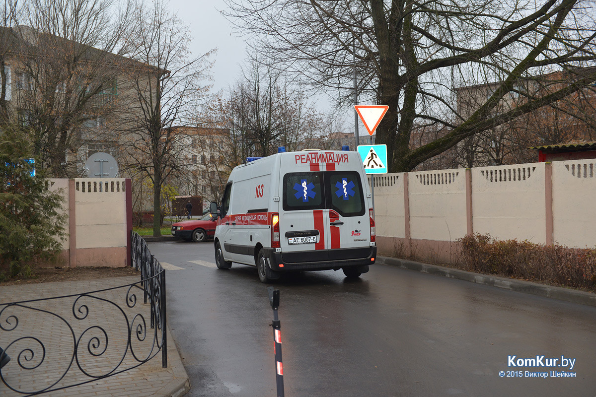 После нескольких месяцев ремонта в обновленное здание бывшего Дома ребенка переехала городская станция скорой медицинской помощи. А спустя час была перерезана красная ленточка и в третьем инфекционном отделении Бобруйской центральной больницы. После нескольких месяцев ремонта в обновленное здание бывшего Дома ребенка переехала городская станция скорой медицинской помощи. А спустя час была перерезана красная ленточка и в третьем инфекционном отделении Бобруйской центральной больницы.
