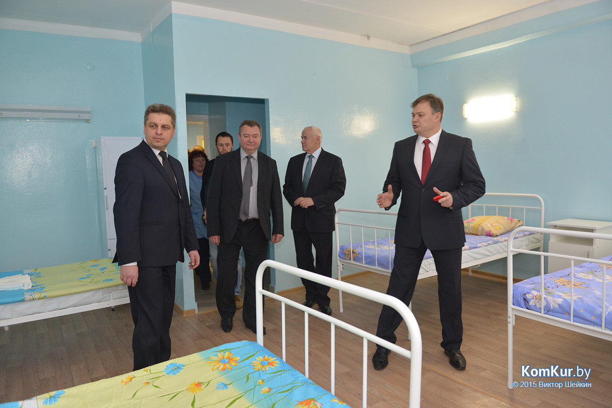После нескольких месяцев ремонта в обновленное здание бывшего Дома ребенка переехала городская станция скорой медицинской помощи. А спустя час была перерезана красная ленточка и в третьем инфекционном отделении Бобруйской центральной больницы. После нескольких месяцев ремонта в обновленное здание бывшего Дома ребенка переехала городская станция скорой медицинской помощи. А спустя час была перерезана красная ленточка и в третьем инфекционном отделении Бобруйской центральной больницы.