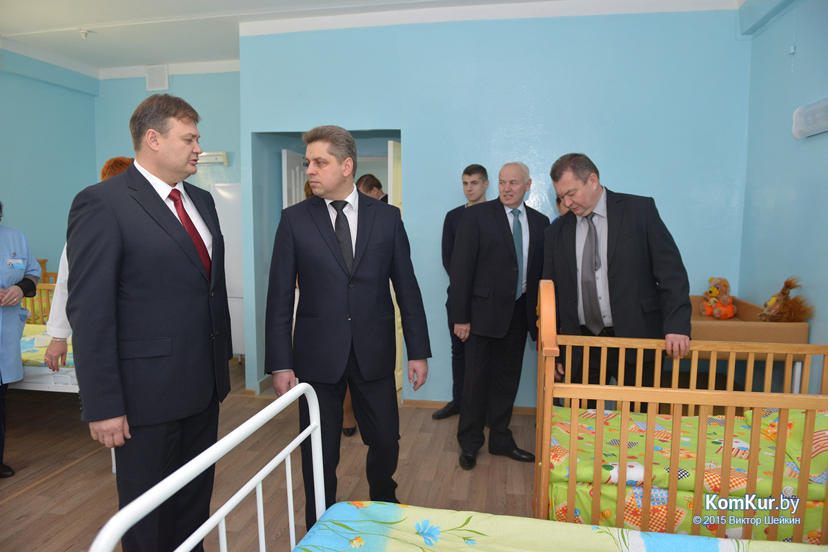 После нескольких месяцев ремонта в обновленное здание бывшего Дома ребенка переехала городская станция скорой медицинской помощи. А спустя час была перерезана красная ленточка и в третьем инфекционном отделении Бобруйской центральной больницы. После нескольких месяцев ремонта в обновленное здание бывшего Дома ребенка переехала городская станция скорой медицинской помощи. А спустя час была перерезана красная ленточка и в третьем инфекционном отделении Бобруйской центральной больницы.