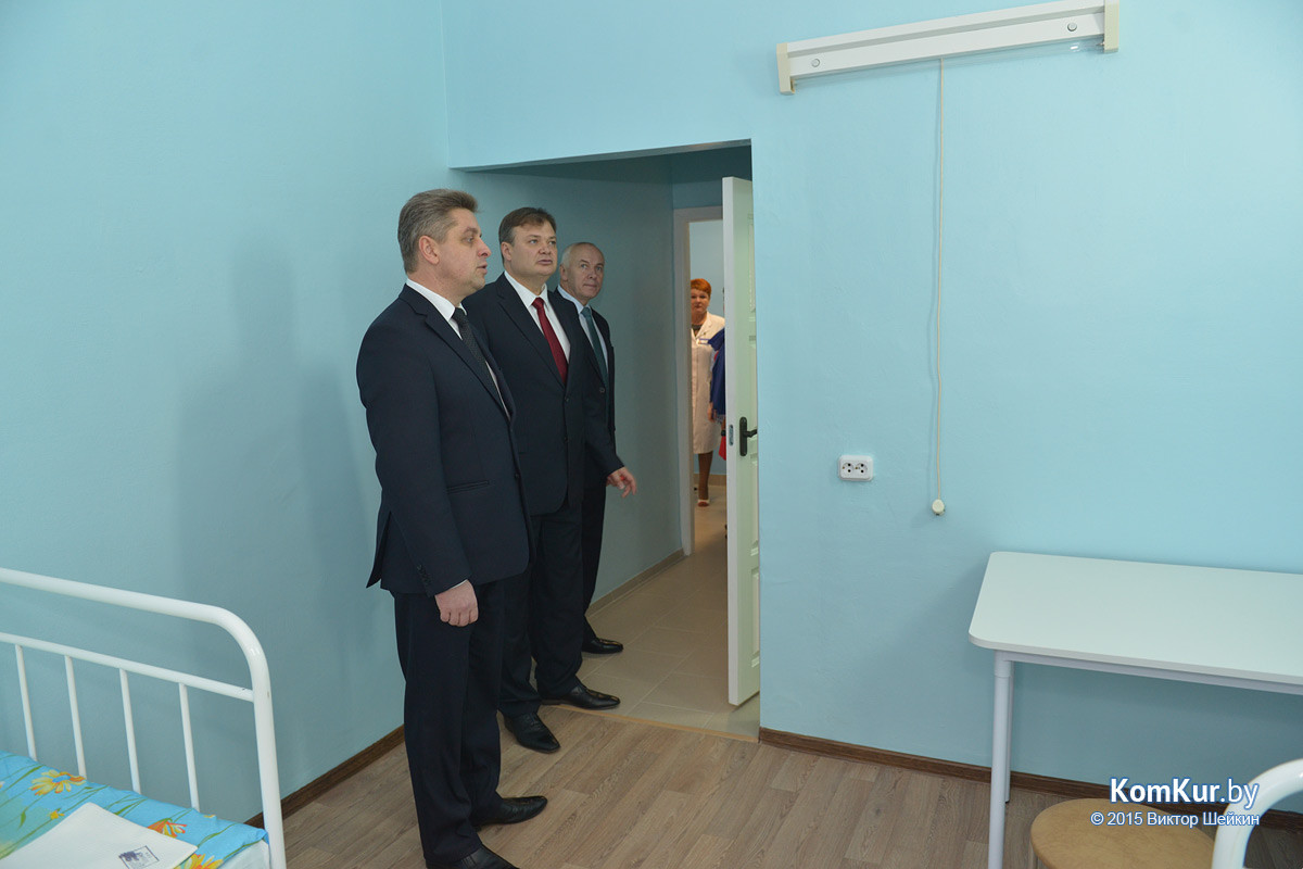 После нескольких месяцев ремонта в обновленное здание бывшего Дома ребенка переехала городская станция скорой медицинской помощи. А спустя час была перерезана красная ленточка и в третьем инфекционном отделении Бобруйской центральной больницы. После нескольких месяцев ремонта в обновленное здание бывшего Дома ребенка переехала городская станция скорой медицинской помощи. А спустя час была перерезана красная ленточка и в третьем инфекционном отделении Бобруйской центральной больницы.