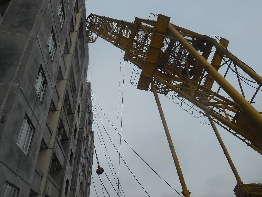 На бульваре Приберезинском в Бобруйске произошло опрокидывание башенного подъемного крана.