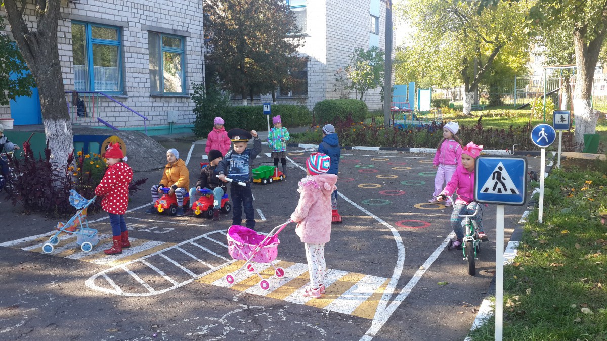 В учреждении образования «Ясли-сад №6 г. Бобруйска» с детьми из старших групп было проведено мероприятие на знание правил дорожного движения «Незнайка на дороге».
