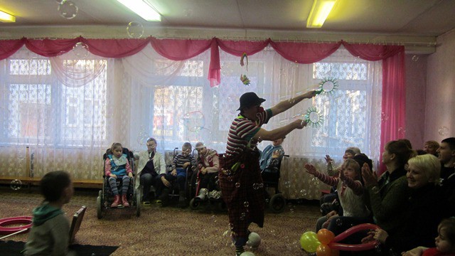 2 декабря уходящего года организованна праздничная программа с участием клоуна, посвященная международному Дню инвалидов. 
