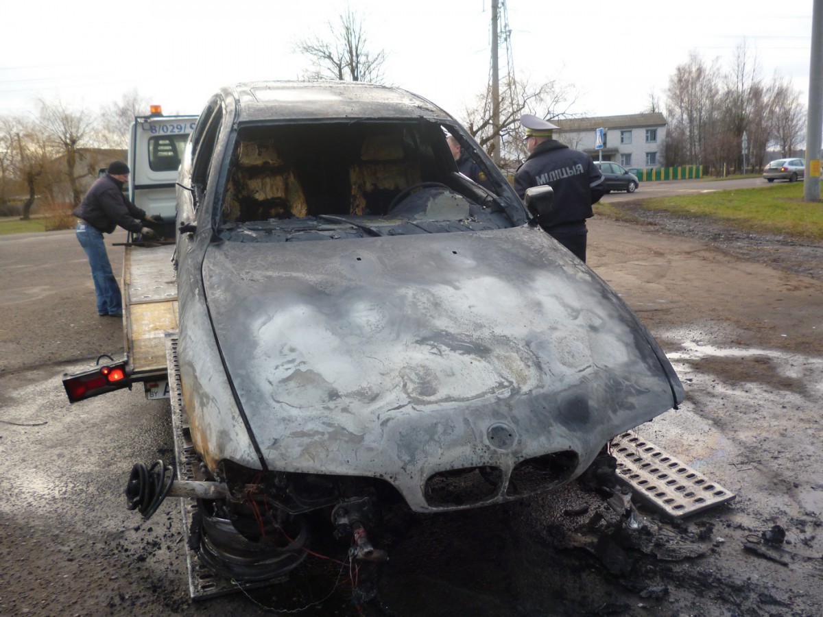 Работники ГАИ спасли человека из горящего автомобиля