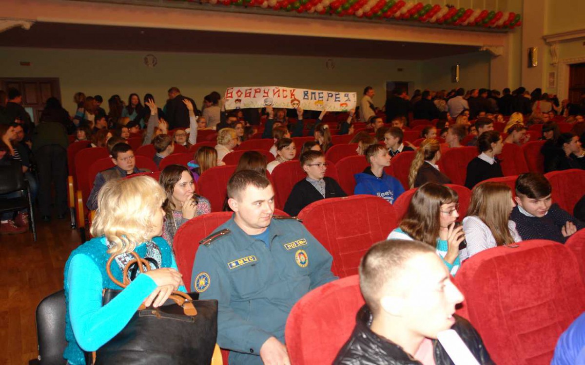 Бобруйская команда «С огоньком!» из средней школы №28 заняла второе место на областном этапе КВН «Юные спасатели шутят».