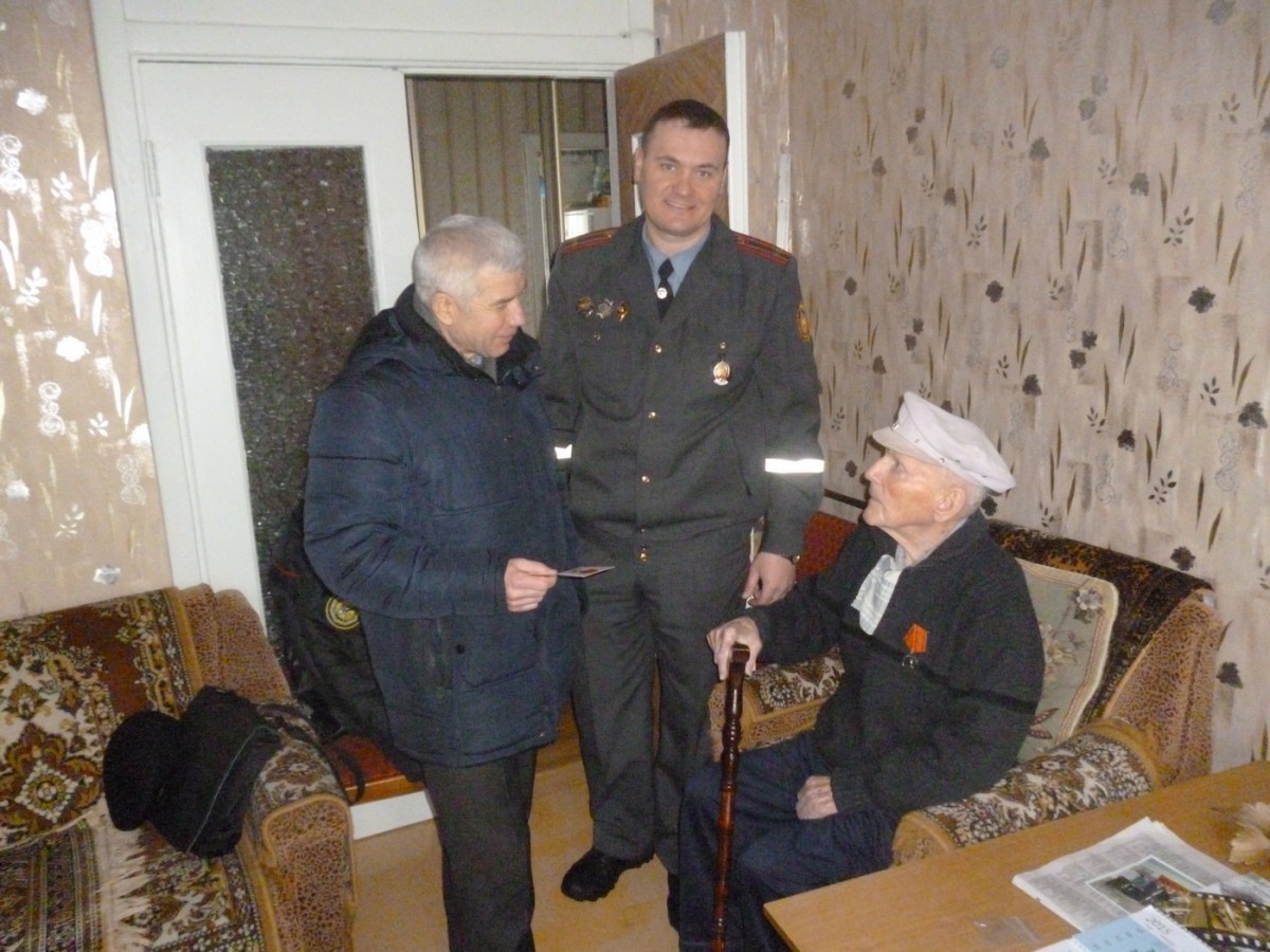 Иван Григорьевич Михаленок, почти 40 лет отдавший Госавтоинспекции, 23 февраля  принимал горячие поздравления от коллег и ветеранов ОГАИ УВД Бобруйского горисполкома.