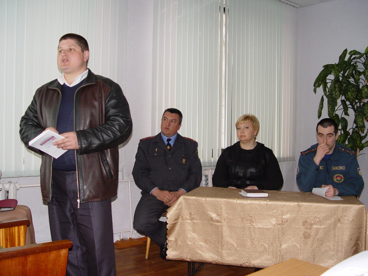 Работники Бобруйского ГРОЧС провели сельский сход в поселке Ленина.