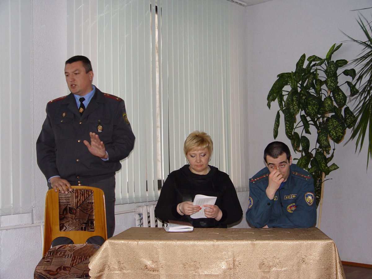 Работники Бобруйского ГРОЧС провели сельский сход в поселке Ленина.