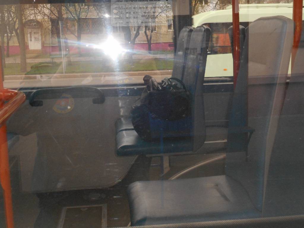 В салоне общественного транспорта была обнаружена бесхозная подозрительная сумка.