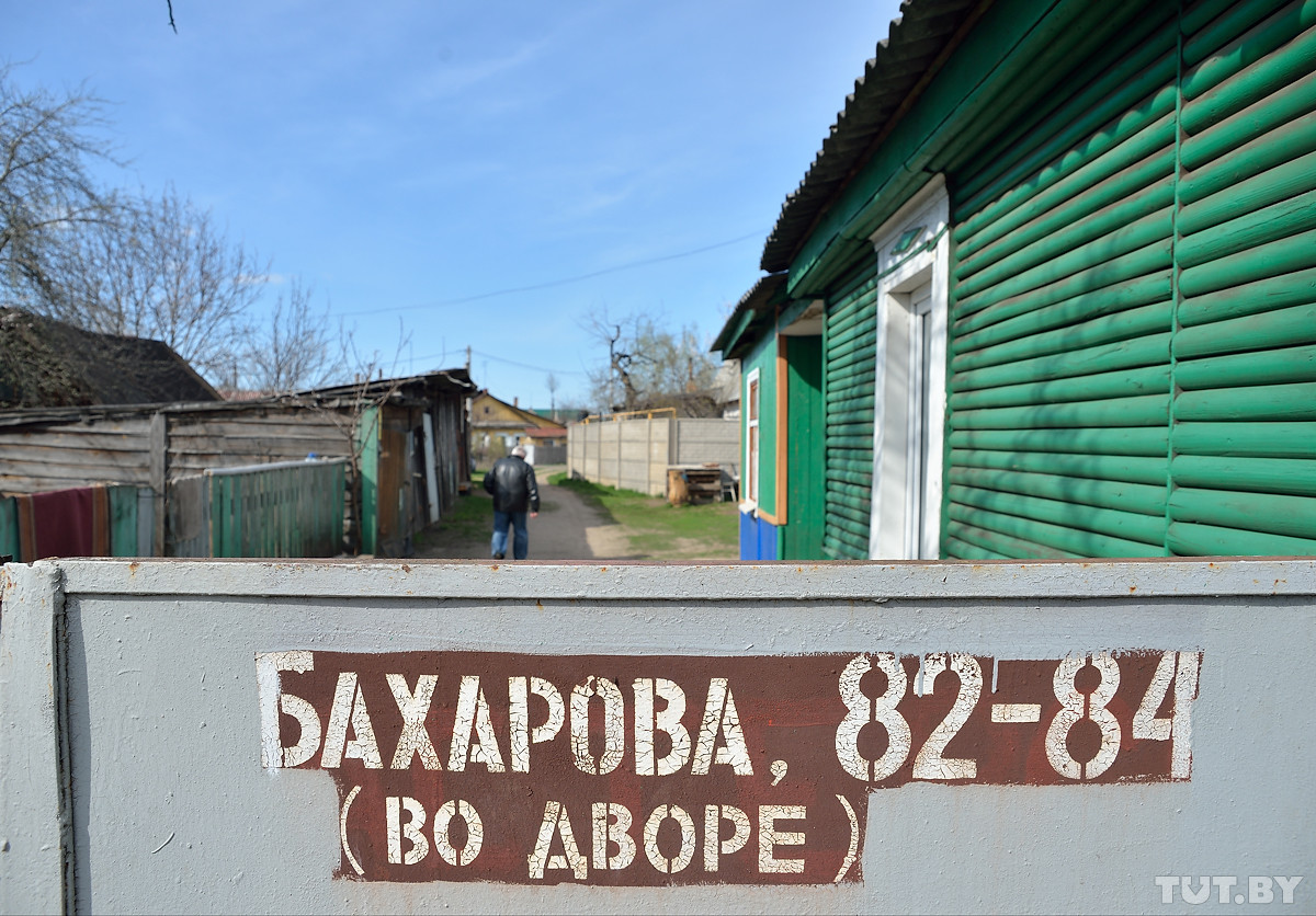 Барак борется за жизнь. В Бобруйске пять семей живут в ветхом доме без будущего Барак борется за жизнь. В Бобруйске пять семей живут в ветхом доме без будущего