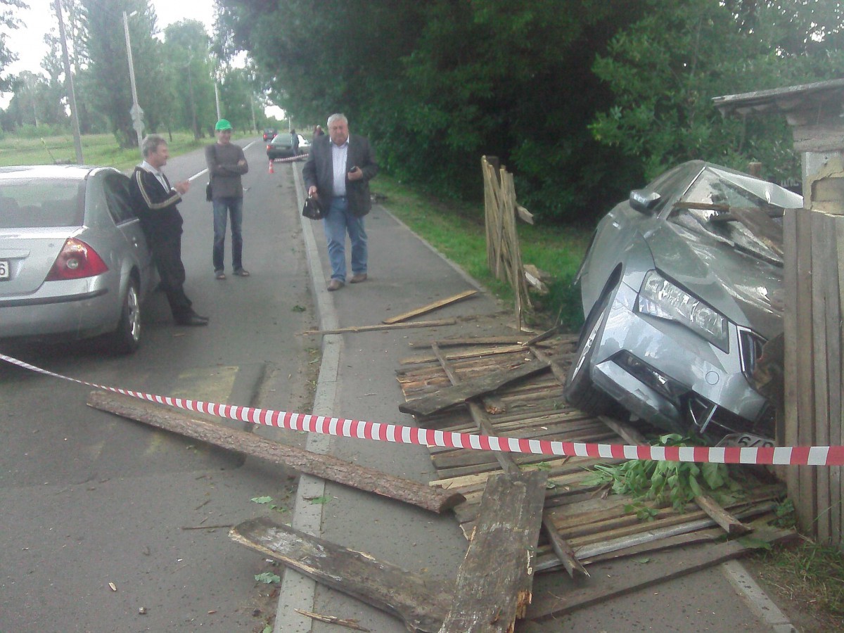 В Бобруйске Skoda насмерть сбила велосипедиста, протаранила забор и хозпостройку. Обновлено