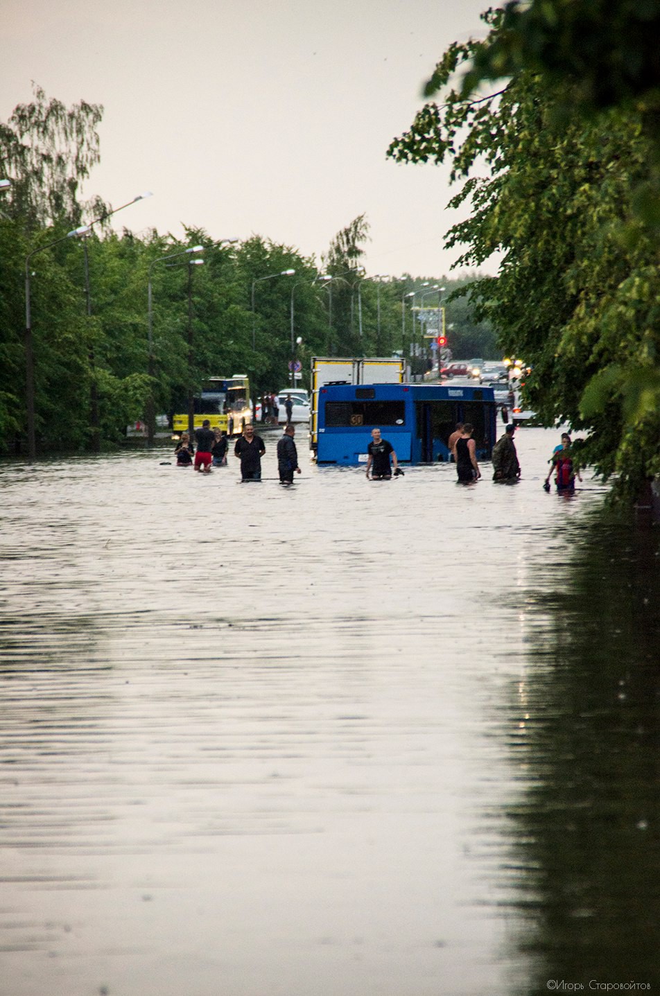 Погода в бобруйске. Затопленный автобус. Что затоплено в Бобруйске. Дождь в Бобруйске сегодня фото.
