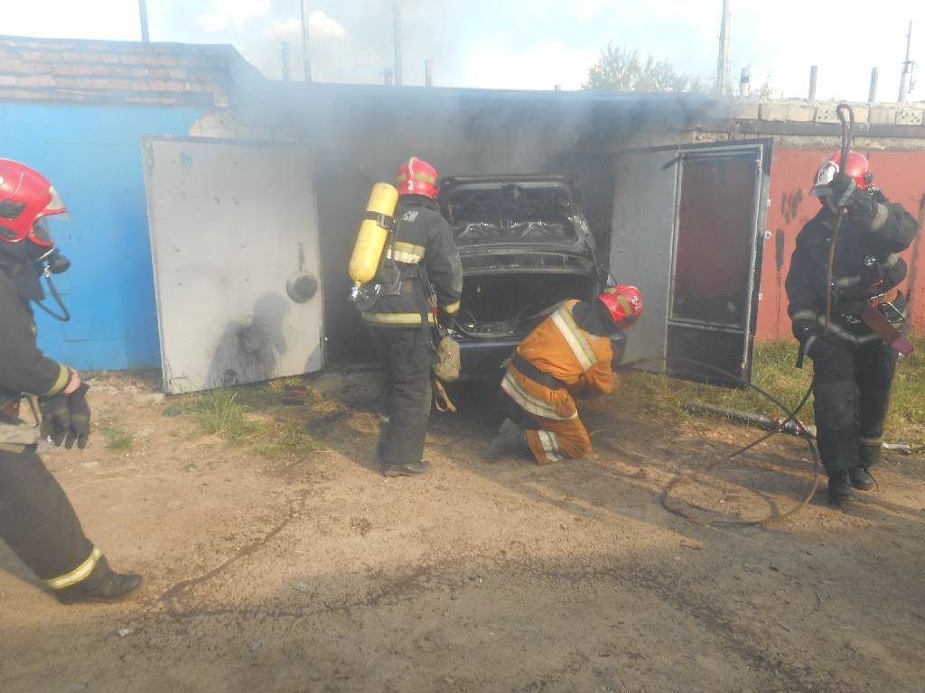 1 июля 2016 года в 18.01 поступило сообщение о горении автомобиля в гараже, расположенном в одном из ГСК на улице Комарова.