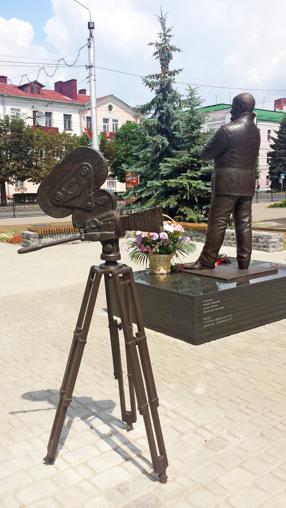 Памятник Севеле обошелся спонсорам в 30 тысяч долларов. Проектов было несколько... Памятник Севеле обошелся спонсорам в 30 тысяч долларов. Проектов было несколько...