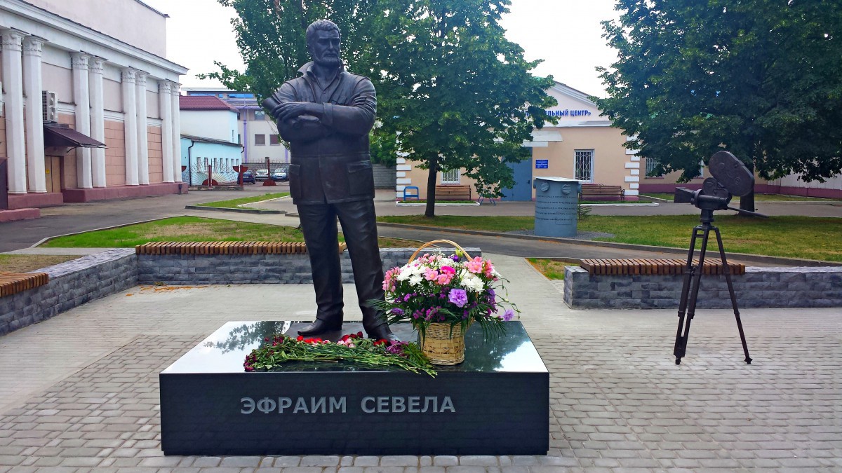 Бобруйск могилевская область. Памятник Эфраиму Севеле в Бобруйске. Эфраим Севела памятник. Памятник в городском парке Бобруйск. Эфраим Севела могила.